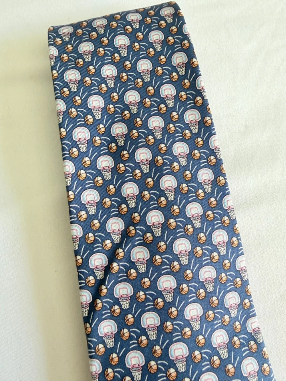 Vineyard Vines 100% Silk Basketball Hoop Sports Theme Navy Patterned Tie